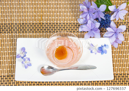 玻璃雕花藍色繡球花和李子果凍 127696337