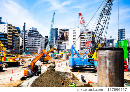 大型建築工地的城市景觀 池袋再開發 2025.06 a-2 高飽和度對比 127696537