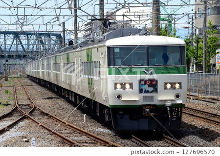 這是運行於東京都和伊豆半島之間的、曾經由日本國鐵185系特快列車運營的“舞子號”特快列車。 127696570