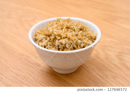 木桌背景上碗裡的糙米和米穗 127696572