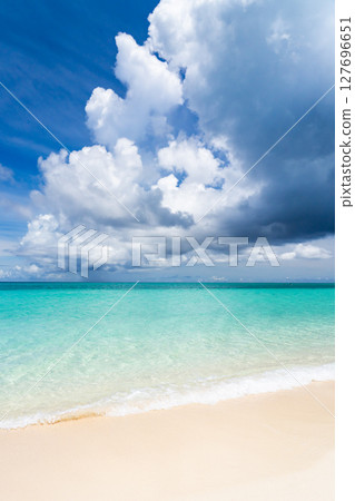 宮古島：美麗的宮古藍和夏日雲朵 127696651