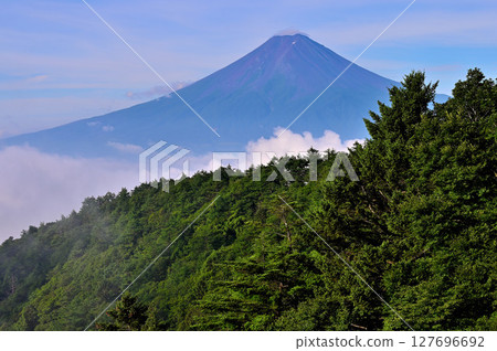 夏季從禦坂山脈的鬼無山欣賞雲霧繚繞的富士山 夏季從禦坂山脈的鬼無山欣賞雲霧繚繞的富士山 127696692
