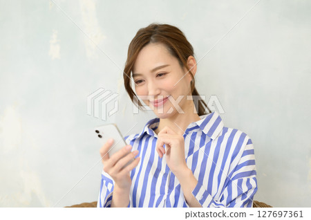 操作智能手機的女人 操作智能手機的女人 127697361