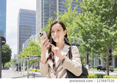 在智能手機上搜索的女商人 127697520