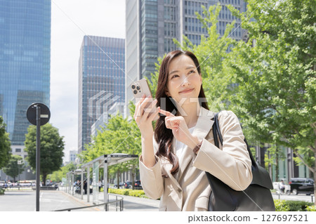 檢查智慧型手機的女商人 127697521