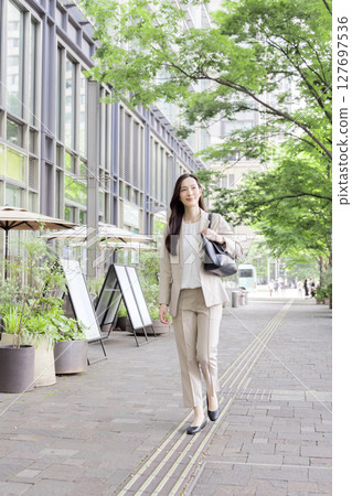 職業女性形象 127697536