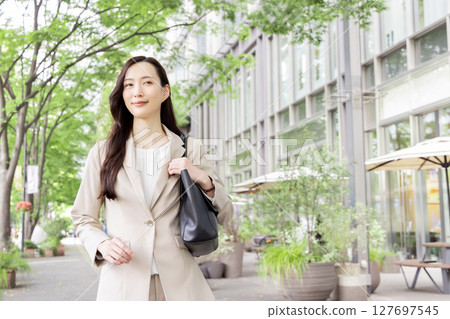 A refreshing career woman walking through Tokyo A refreshing career woman walking through Tokyo 127697545