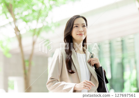 清爽的女商人 清爽的女商人 127697561