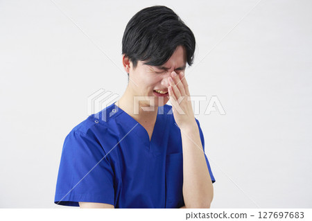 醫生，護士，牙醫，護理員，男性，哭泣，白色背景 127697683