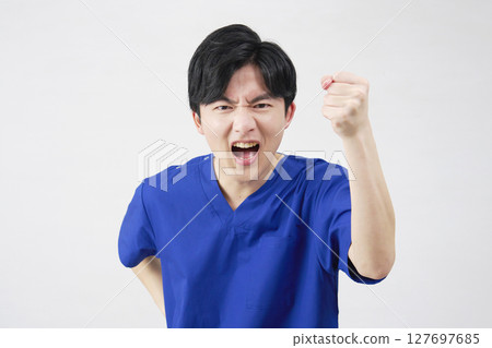 醫生、護士、牙醫、護理人員、男性、權力騷擾、暴力、白人背景 127697685
