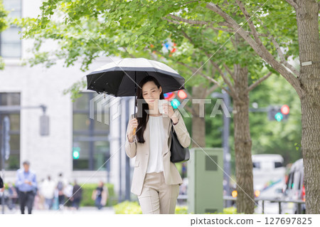 指向遮陽傘的女商人 127697825