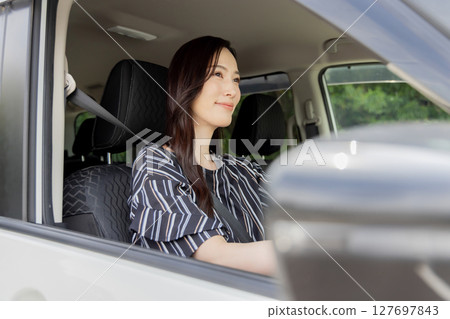 年輕女子開車 127697843