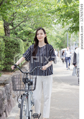 一名女子推著自行車上坡 127697849