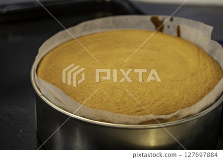 新鮮出爐的海綿蛋糕 新鮮出爐的海綿蛋糕 127697884