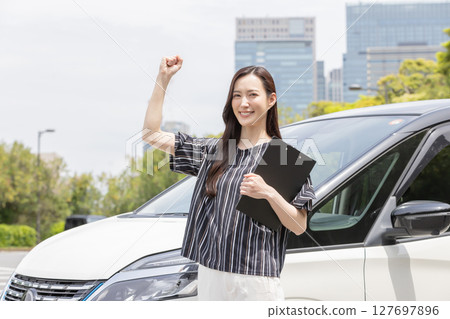一名正在上駕訓班的女子 一名正在上駕訓班的女子 127697896