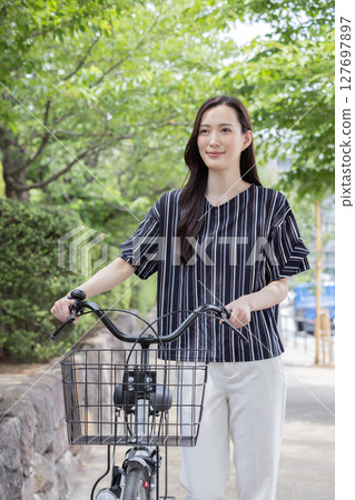 一位女士騎自行車外出度假 一位女士騎自行車外出度假 127697897