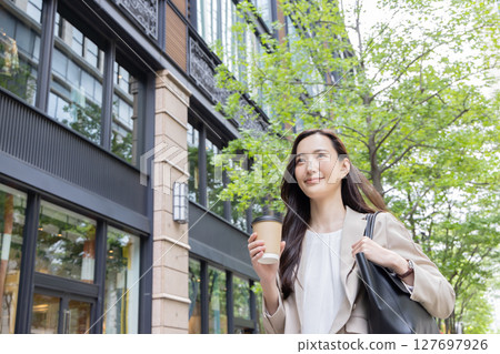 拿著外帶咖啡的女商人 127697926
