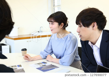 businessmen having a meeting 127698077