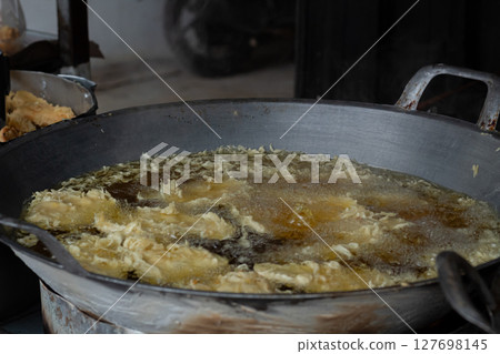 Process of frying bananas, cooked in hot oil 127698145