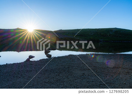 [Mountain material] Sunrise at Hakuba Oike Pond [Nagano Prefecture] 127698205