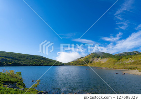 [Mountain material] Hakuba Oike Pond in early autumn [Nagano Prefecture] 127698329