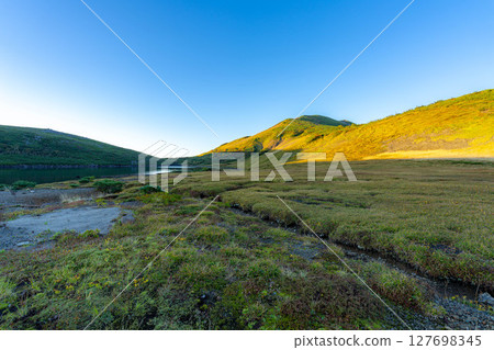 [Mountain material] Hakuba Oike Pond in early autumn [Nagano Prefecture] 127698345