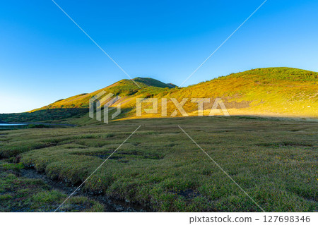 [Mountain material] Hakuba Oike Pond in early autumn [Nagano Prefecture] 127698346