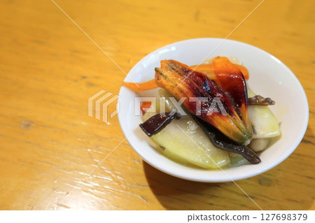 用炒蔬菜製成的開胃菜 用炒蔬菜製成的開胃菜 127698379