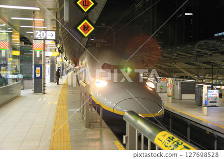 Tokyo Station E4 series Max Shinkansen train Joetsu Shinkansen 127698528