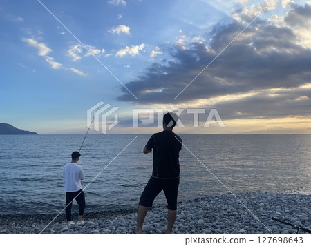 兩個人盯著日落 兩個人盯著日落 127698643