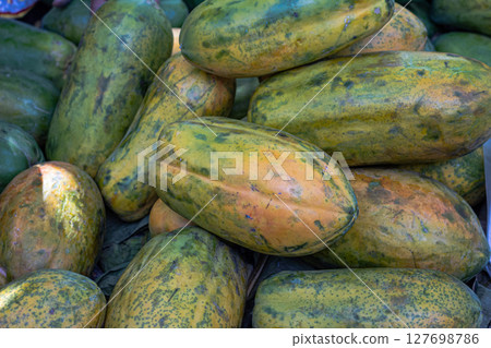 Fresh Papayas Pile at Tropical Market 127698786