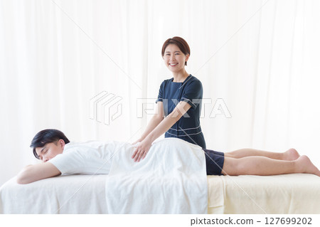 美容師正在為顧客做護理 127699202