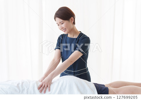 美容師正在為顧客做護理 美容師正在為顧客做護理 127699205