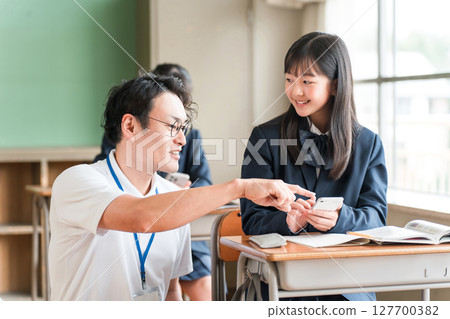 一位老師和一位女學生使用智慧型手機教學(BYOD/ICT) 一位老師和一位女學生使用智慧型手機教學(BYOD/ICT) 127700382