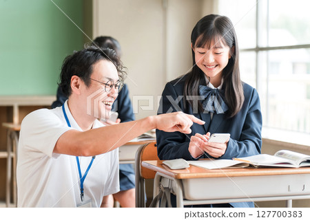 一位老師和一位女學生使用智慧型手機教學(BYOD/ICT) 一位老師和一位女學生使用智慧型手機教學(BYOD/ICT) 127700383