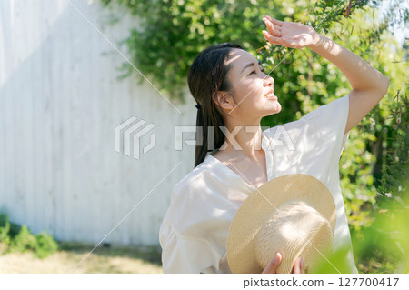 Women who relax in nature 127700417