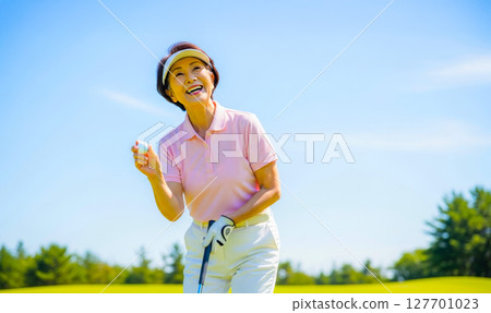 健康的老人打高爾夫球 127701023