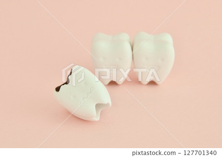 A missing decayed tooth and two healthy teeth A missing decayed tooth and two healthy teeth 127701340