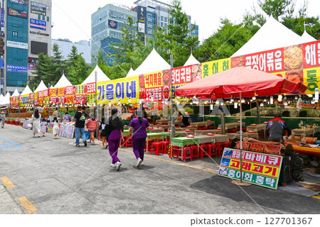 [Korea/Wonju] Food stalls lined up at a festival 127701367