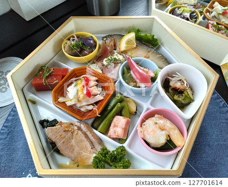 Tourist train: A tale of the dawn of the Shikoku Tosa era 127701614