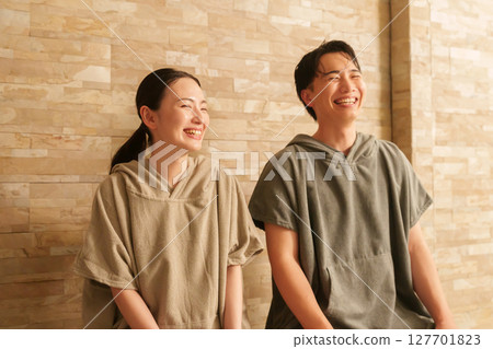 Sauna date couple Sauna date couple 127701823