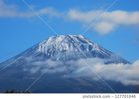 雲彩映襯下的富士山 127701846
