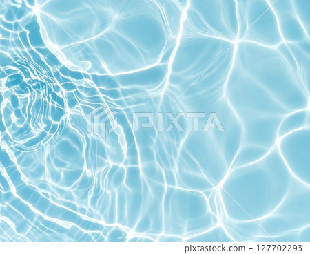 清澈的藍色水面上泛起陣陣漣漪 清澈的藍色水面上泛起陣陣漣漪 127702293