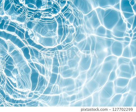 清澈的藍色水面上泛起陣陣漣漪 清澈的藍色水面上泛起陣陣漣漪 127702299