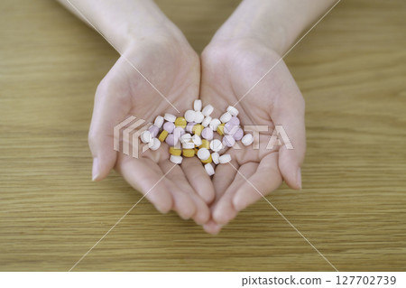 手掌裡有很多藥丸 127702739