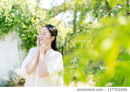 做夏季皮膚護理的女人 127702880