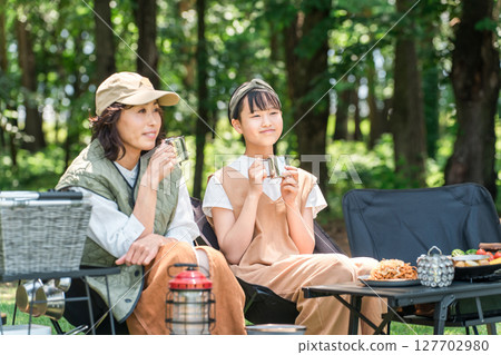 友善的父母和孩子們在公園和露營地享受日間露營、露營、燒烤和野餐 127702980