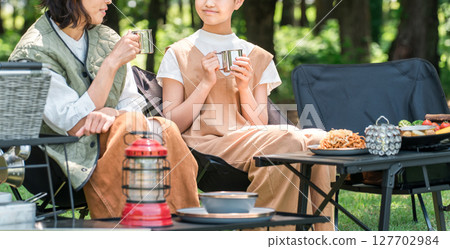 友善的父母和孩子們在公園和露營地享受日間露營、露營、燒烤和野餐 127702984