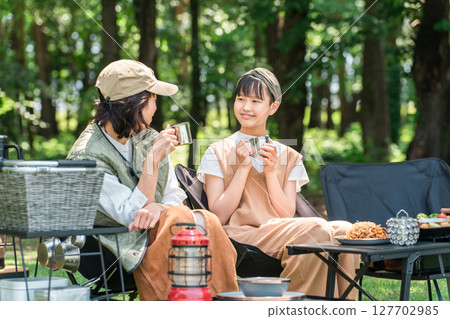 友善的父母和孩子們在公園和露營地享受日間露營、露營、燒烤和野餐 友善的父母和孩子們在公園和露營地享受日間露營、露營、燒烤和野餐 127702985