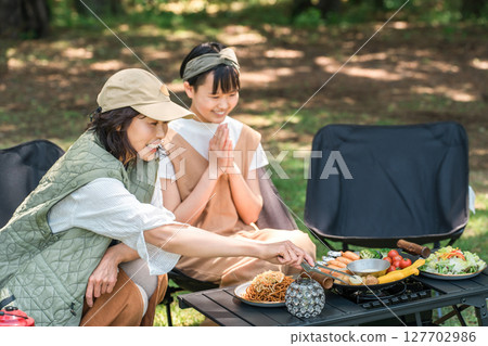 友善的父母和孩子們在公園和露營地享受日間露營、露營、燒烤和野餐 127702986